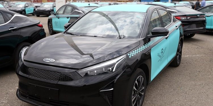 دولت با اجرای ماده ۱۲ مانع از افزایش کرایه تاکسی برقی شود