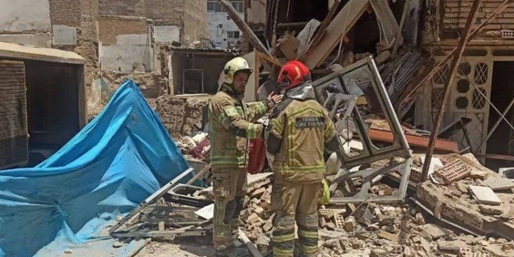 فیلم/ لحظه ریزش هولناک ساختمان مسکونی در یافتآباد