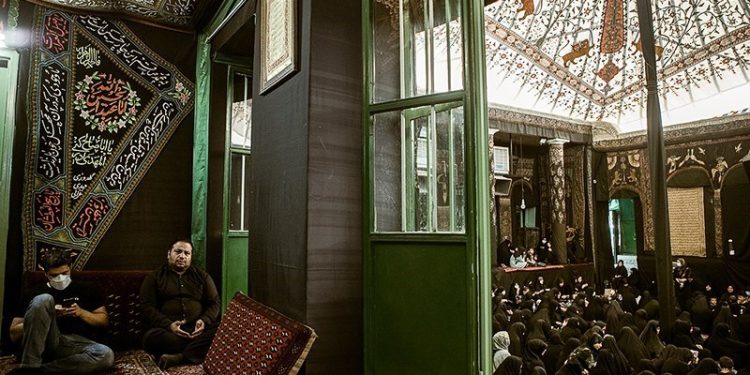 پای روضه قمربنی هاشم در حسینه سادات اخوی