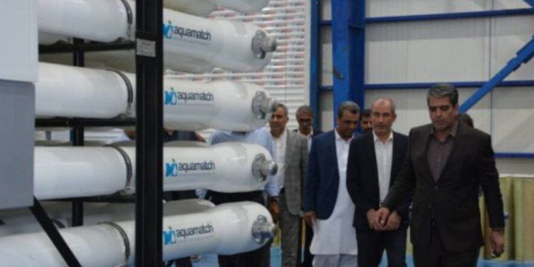 مجتبی توانگر، معاون مالی، حقوقی و مجلس وزات نیرو از آبشیرینکن ۱۰۰ هزار مترمکعبی طرح تأمین آب اضطراری سیستان و زاهدان بازدید کرد.