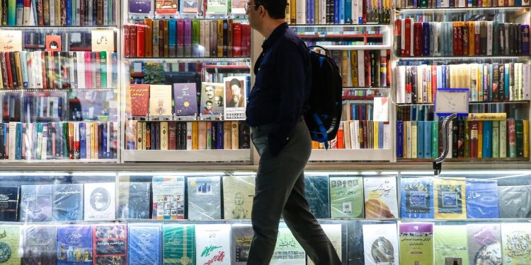 مجوز انتشار کتاب را به ناشر واگذار کنند/ یارانه باید عمومی باشد