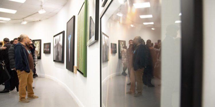 رنگ وفاق بر دیوار خانه/ نشانهشناسی نمایشگاه «چند تکه آینه» در خانه هنرمندان ایران